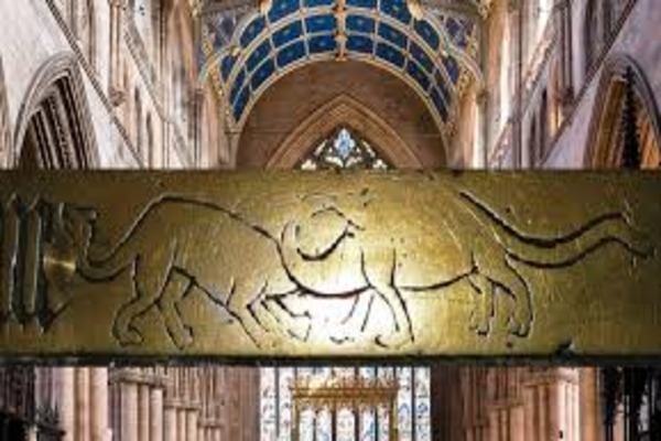 Чудовища на надгробии епископа Белла